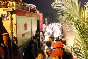 Giận bạn trai, thiếu nữ nhảy cầu trong đêm