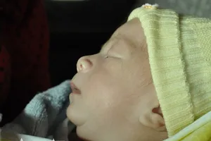 Loạt ảnh độc quyền: Cha con bé Huy đã về đến quê nhà