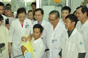 Ngày xuất viện nghẹn ngào cảm xúc của bé văng khỏi bụng mẹ