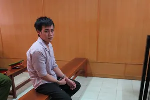 Bị cáo cười tươi sau khi nghe tòa tuyên án