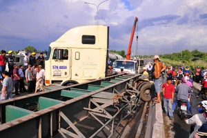 Container làm loạn trên cầu Phú Mỹ, giao thông ‘chết’ đứng