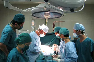 Cứu sống bệnh nhân bị dao đâm xuyên cổ