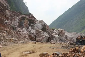 Sạt lở núi, 100 người dân bị 'khóa' trong thôn 