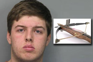 Con trai dùng nỏ bắn chết cha ruột