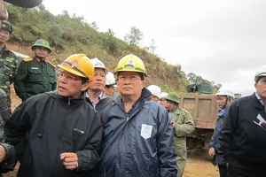 Vụ sập hầm thủy điện: Nước đã dâng đến bụng những người bị kẹt