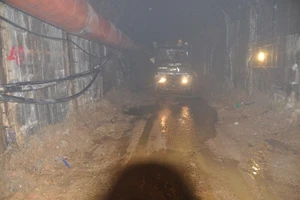 Sáng 18-12, ngách đào thoát hiểm cho các nạn nhân tiến được 5m