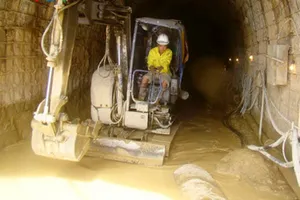 Điều gì đang xảy ra với các nạn nhân bên trong hầm bị sập?