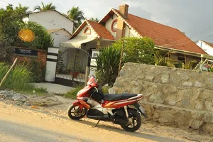 Cận cảnh đường nâng ‘bít cửa’ hàng quán, nhà dân