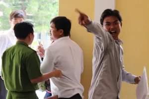 Tòa phúc thẩm tuyên vô tội, gia đình bị hại 'đại náo' pháp đình