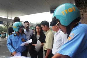 Thanh tra giao thông phạt 10 taxi Uber tại sân bay Tân Sơn Nhất
