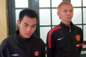 Bắt khẩn cấp hai kẻ cướp giật túi xách của người nước ngoài