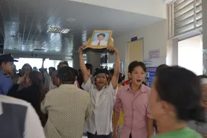 Mang di ảnh người thân xông vào bệnh viện