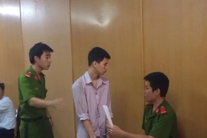 Yêu ‘bạn nhí’ hơn 20 ngày lãnh hai tội