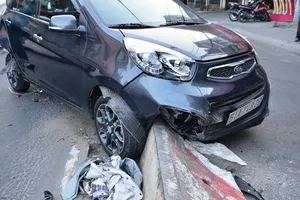 Ô tô bảy chỗ làm loạn tại giao lộ