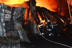 Gần 400 người chữa cháy kho hàng nội thất ở trung tâm TP.HCM