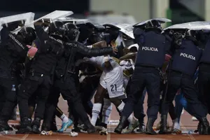 Bán kết giải vô địch châu Phi diễn ra trong 'giông bão'