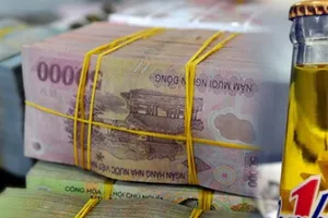 Nắp chai nước ngọt có ruồi có dấu vết bị con người can thiệp