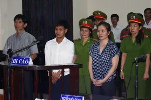 Hoãn xử phúc thẩm vụ 'bị tù vì hắt ly bia vào cán bộ'