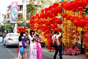 27 Tết - phố biển Nha Trang nắng ngập tràn