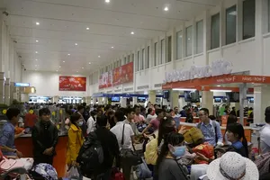Hành khách ngùn ngụt đổ về 'đốt nóng' các bến xe, sân bay