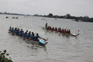 Tưng bừng lễ hội đua thuyền truyền thống