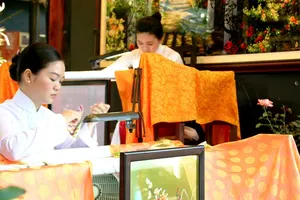 Chân dung lãnh tụ qua đường kim mũi chỉ phụ nữ Việt