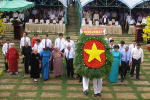 Nguyên Thủ tướng Phan Văn Khải dâng hương ở chiến khu An Phú Đông