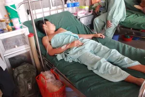 Bị đâm 5 nhát, thủng phổi ngay trong sân nhà 