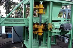 Bị máy ép gạch chèn ngang người, một công nhân tử vong