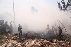 Cháy bãi rác, người dân ngộp thở vì khói bụi