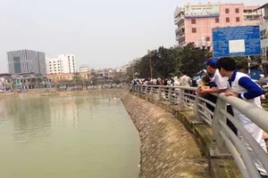 Nhiều người ngụp lặn cứu bé trai đuối nước dưới hồ