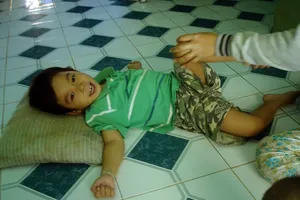 Hành trình tìm lại nụ cười cho con trai đã mù, liệt vĩnh viễn