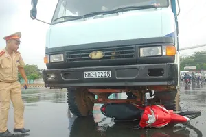 Ô tô tải cuốn xe máy vào gầm kéo lê 20m