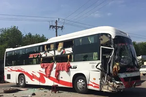 Kinh hãi hai xe khách tông trực diện nhau