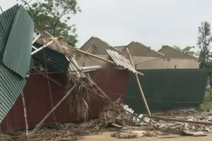 Lốc, mưa đá ở Hà Tĩnh, một phụ nữ bị thương, 200 nhà tốc mái