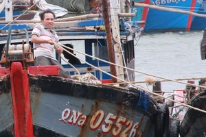 Tặng 50 máy I-Com cho ngư dân và lực lượng biên phòng