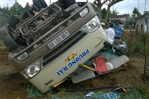 Hai xe khách đối đầu trên khúc cua tử thần