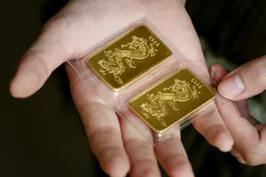 Tặng giấy khen hai học sinh nghèo nhặt được vàng đem trả lại