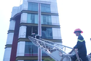 Kinh hãi cháy quán cà phê 5 tầng