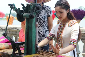 Hoa hậu Kỳ Duyên học nghề Truyền thống đất cố đô