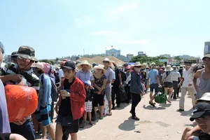 Du khách hài lòng khi đến với đảo Lý Sơn