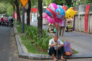 Những phận người không biết mặt ngày nghỉ lễ