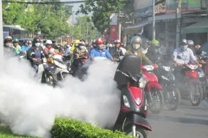 Xe Attila bất ngờ bốc khói ngùn ngụt trên đường, người dân hoảng loạn