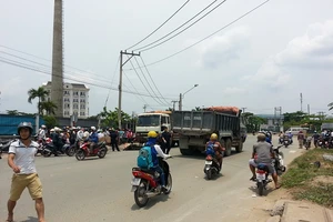 Xe ben va chạm xe máy một học sinh tử vong