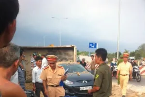 Xe ben lật, đất đá đổ ào lên ô tô và xe máy