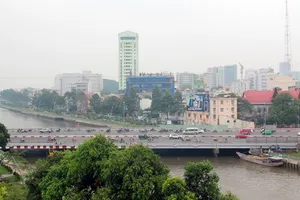 Chở xác người vứt giữa trung tâm Sài Gòn