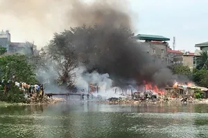 Khu nhà tạm ven hồ Linh Quang bùng cháy dữ dội