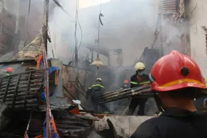 Giải cứu thành công sản phụ thoát khỏi đám cháy lớn