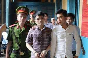 ‘Tè’ bậy trước nhà còn vung dao giết người