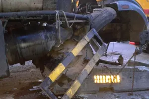 Xe bồn nổ lốp ủi dải phân cách bay hàng chục mét